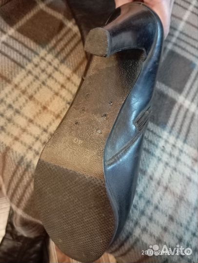 Продаются шикарные демисезонные сапоги цвета шокол