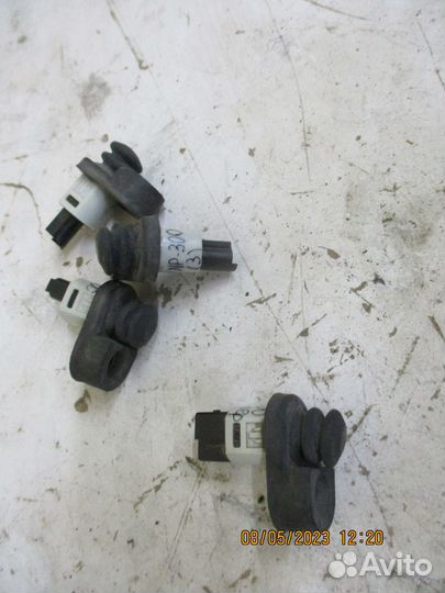 Концевик двери Ниссан NP300