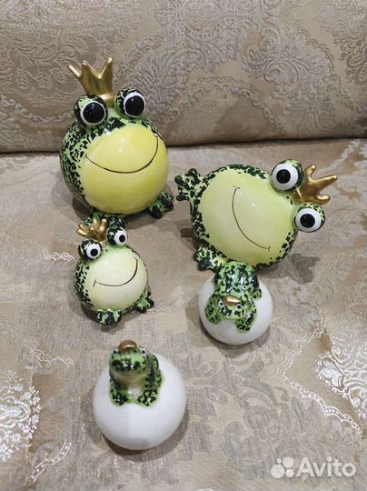 Керамические фигурки лягушек
