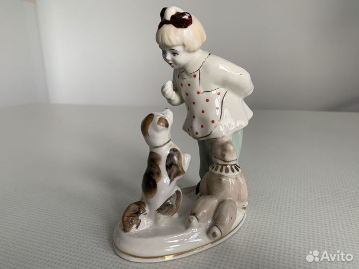 Девочка с собачкой фарфоровая статуэтка Полонне