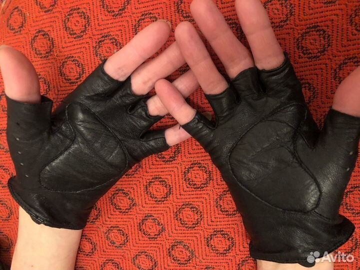 Перчатки лакированные, короткие. Кожаные митенки