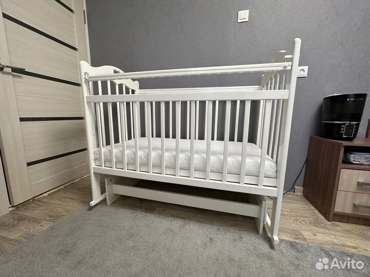 Детская кроватка с маятником + матрас