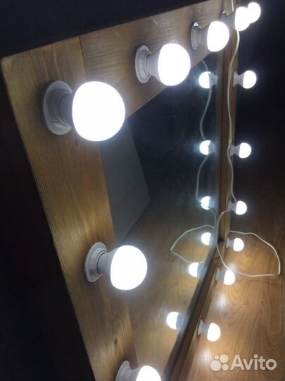 Гримерное зеркало с лампочками