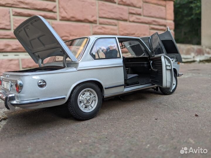 Bmw 2002 1:18 модель от Kyosho