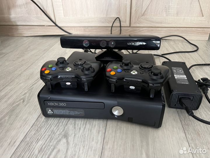 Xbox 360 E прошитый(freboot) 135 игр установлено
