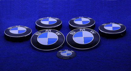 Комплект эмблем BMW капот багажник диски руль c/б