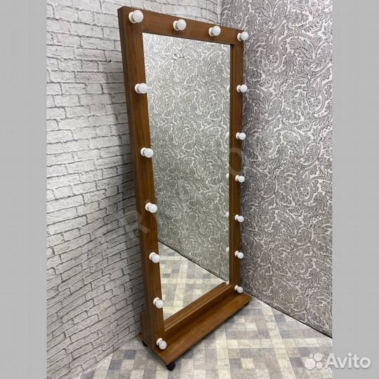 В наличии Гримерное зеркало на колесиках