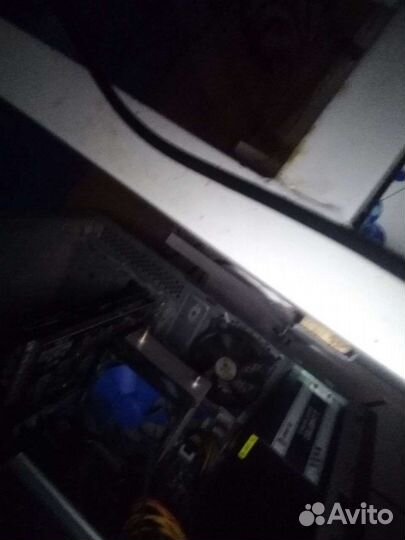 Игровой компьютер с монитором и клавиатурой