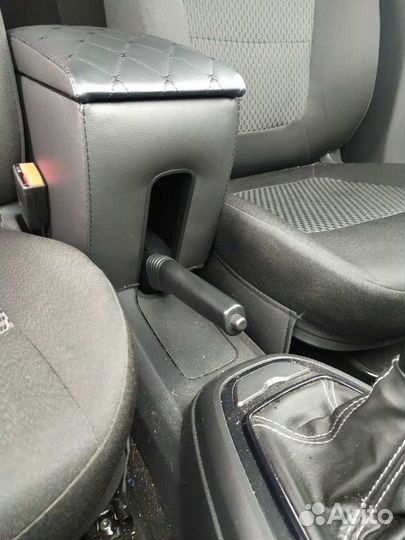 Подлокотник LADA vesta (2015-н.в.) ромб