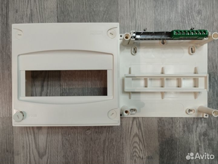 Legrand Щит распределительный Ekinoxe 8+1М