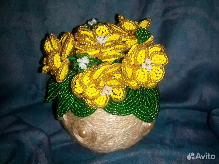 Цветок из бисера в горшке