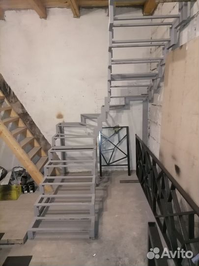 Лестница на металлокаркасе в таунхаус