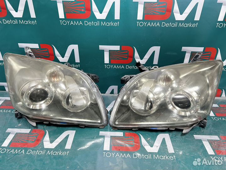 Фары передние Toyota Avensis 250
