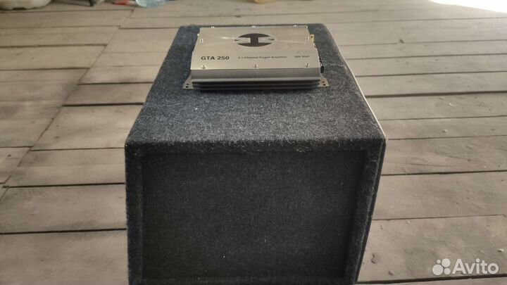 Сабвуфер и усилитель в автомобиль