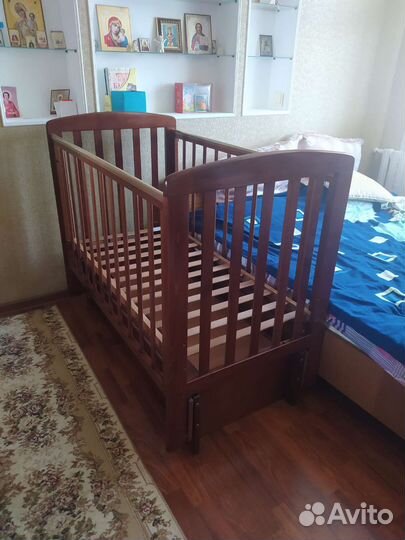 Детская кроватка с продольным маятником