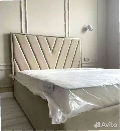 Кровать двуспальная новая мягкая