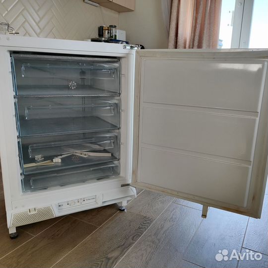 Встраиваемый морозильник Electrolux EUU 11300