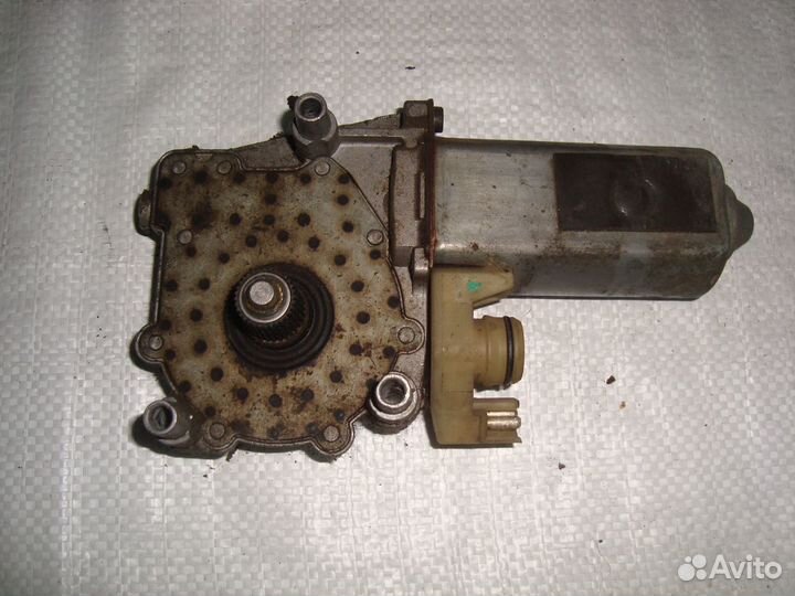 Моторчик заднего левого стеклоподъемника W140 M119