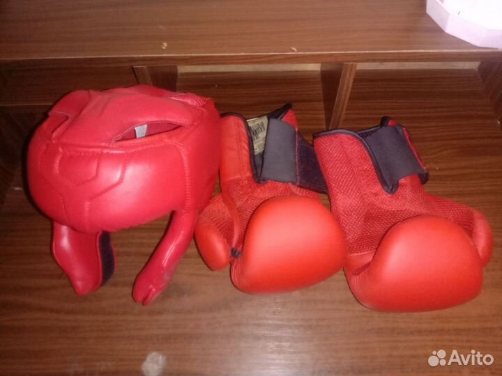 Шлем и перчатки для бокса