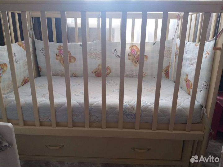 Детская кроватка с маятником и ящиком