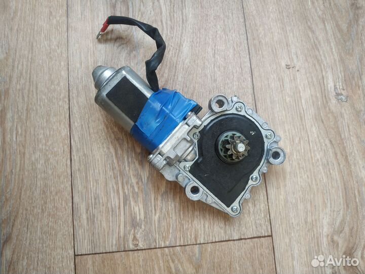 Моторчик стеклоподъёмника левый FH 12