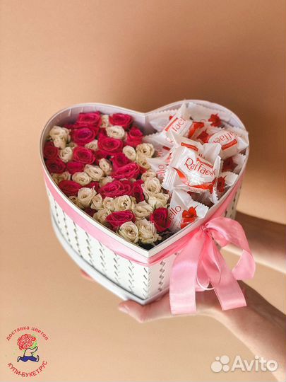 Коробка с цветами и шоколадом