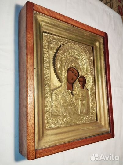 Икона Казанской Божьей Матери в киоте