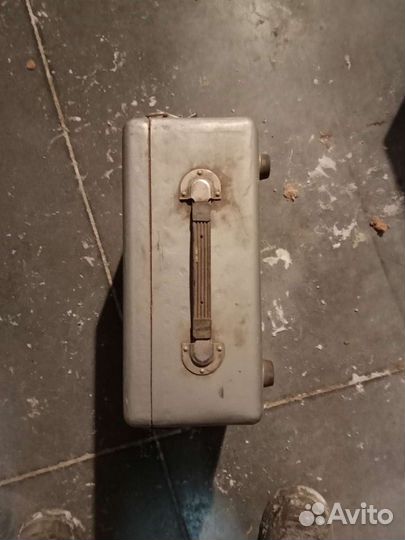 Ящик для разных вещей алюминиевый. Закрывается пло