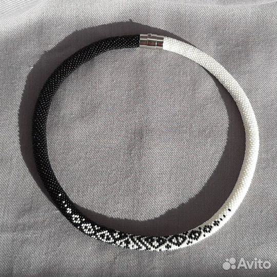 Колье черно-белое 