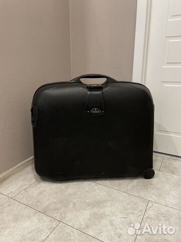 Чемодан на колесах samsonite