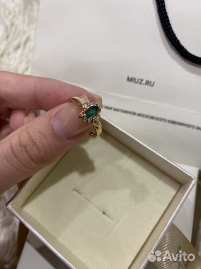 Золотое кольцо с изумрудом