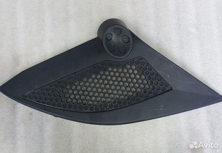 Боковая облицовка в сборе (правая) на BRP