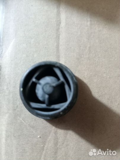 Фиксатор крышки двигателя