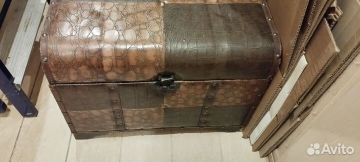 Сундук кожаный