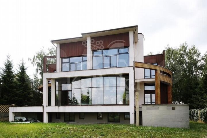 Дом 1000 м² на участке 30 сот.