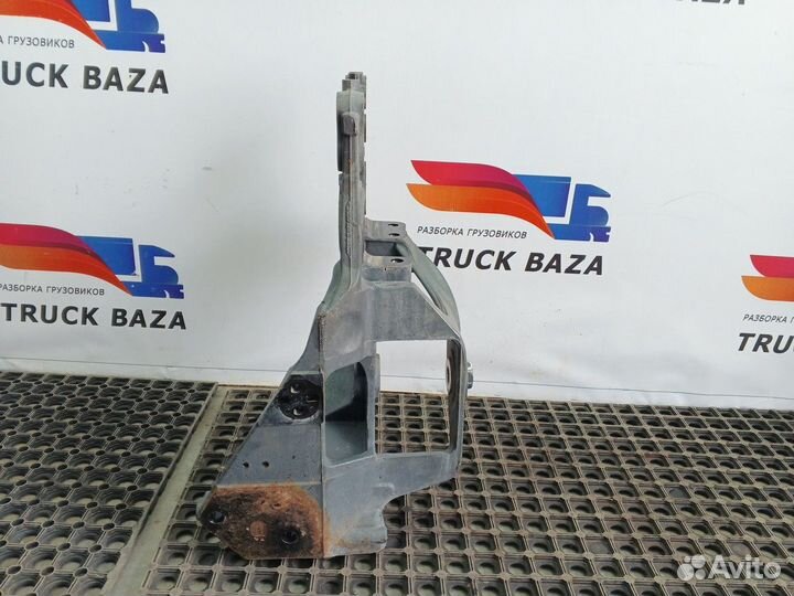 Кронштейн передней рессоры правый Daf XF106