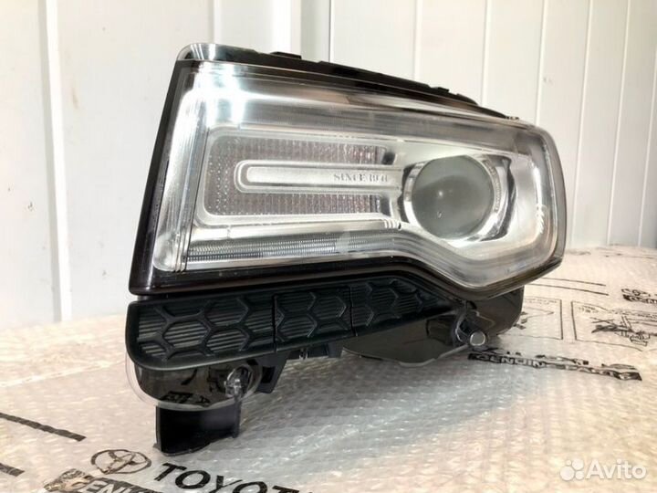 Фара ксеноновая передняя левая Jeep Grand Cherokee