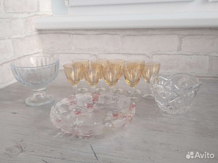 Посуда: тарелка, вазочка, салатник