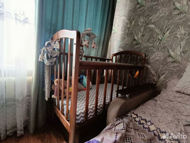 Детская кровать с маятником и матрасом