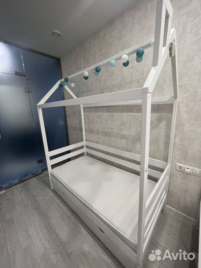 Детская кроватка домик