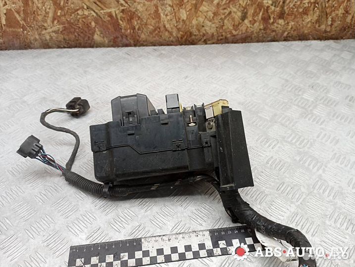 Блок реле и предохранителей Mitsubishi Pajero 3