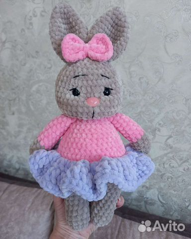 Плюшевый заяц вязаный