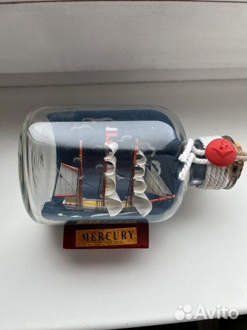 Парусник корабль в бутылке