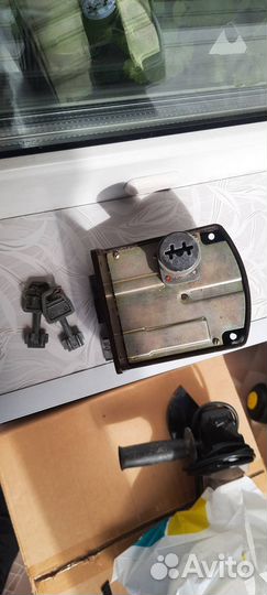 Замок дверной накладной