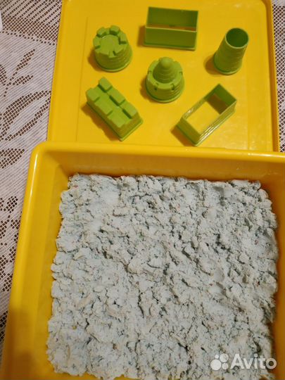 Кинетический песок с песочницей и формочками