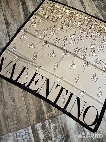 Шелковый платок Valentino бежевый новый