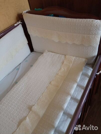 Детская кроватка с маятником и ящиком