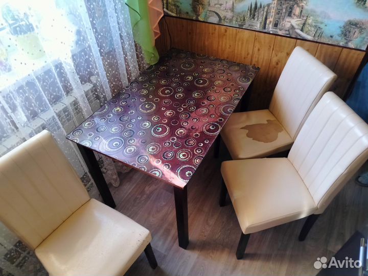 Кухонный стол и шкафчик