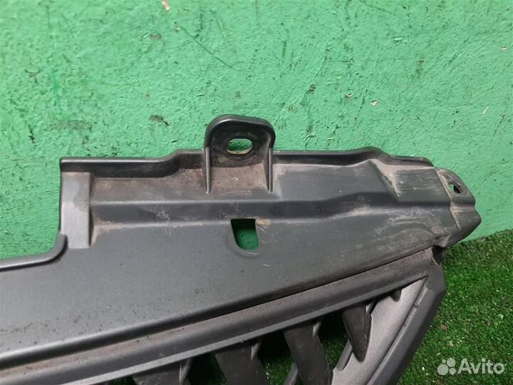 Решетка радиатора левая Mitsubishi Grandis 2008