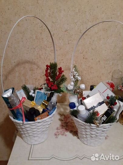 Корзины парфюмом и косметикой подарочная